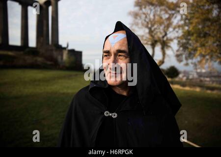 Edinburgh, UK. 1. November 2016. Hinter den Kulissen und Rituale während des ganzen Tages. Samhain - Halloween-Festival in Edinburgh, Scotland.Behind die Szenen des ganzen Tag einer der Stämme, Rituale und den Nachtmarsch. Bildnachweis: David Tesinsky/ZUMA Draht/Alamy Live-Nachrichten Stockfoto