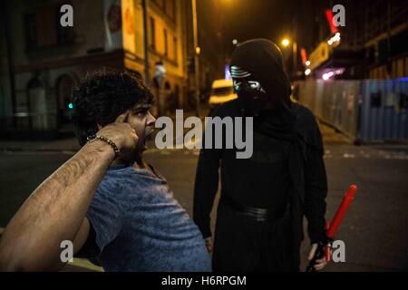 Edinburgh, UK. 31. Oktober 2016. Einige Leute sind immer verrückt. Samhain - Halloween-Festival in Edinburgh, Scotland.Behind die Szenen des ganzen Tag einer der Stämme, Rituale und den Nachtmarsch. Bildnachweis: David Tesinsky/ZUMA Draht/Alamy Live-Nachrichten Stockfoto