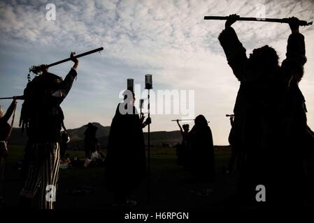 Edinburgh, UK. 1. November 2016. Hinter den Kulissen und Rituale während des ganzen Tages. Samhain - Halloween-Festival in Edinburgh, Scotland.Behind die Szenen des ganzen Tag einer der Stämme, Rituale und den Nachtmarsch. Bildnachweis: David Tesinsky/ZUMA Draht/Alamy Live-Nachrichten Stockfoto