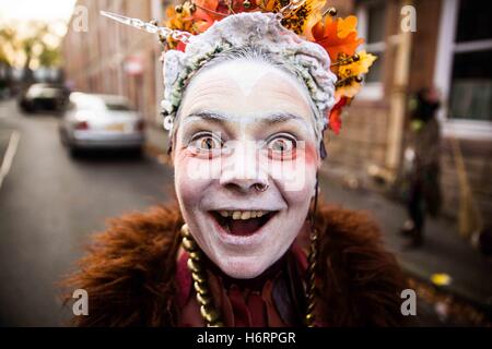 Edinburgh, UK. 1. November 2016. Hinter den Kulissen und Rituale während des ganzen Tages. Samhain - Halloween-Festival in Edinburgh, Scotland.Behind die Szenen des ganzen Tag einer der Stämme, Rituale und den Nachtmarsch. Bildnachweis: David Tesinsky/ZUMA Draht/Alamy Live-Nachrichten Stockfoto