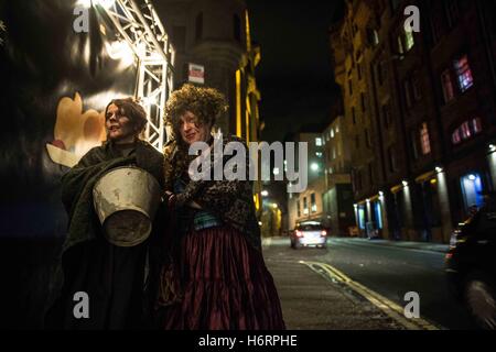 Edinburgh, UK. 1. November 2016. Samhain - Halloween-Festival in Edinburgh, Scotland.Behind die Szenen des ganzen Tag einer der Stämme, Rituale und den Nachtmarsch. Bildnachweis: David Tesinsky/ZUMA Draht/Alamy Live-Nachrichten Stockfoto