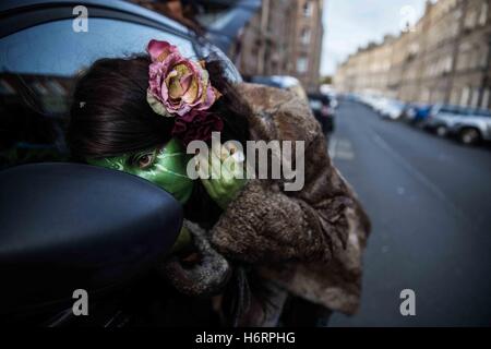 Edinburgh, UK. 1. November 2016. Hinter den Kulissen und Rituale während des ganzen Tages. Samhain - Halloween-Festival in Edinburgh, Scotland.Behind die Szenen des ganzen Tag einer der Stämme, Rituale und den Nachtmarsch. Bildnachweis: David Tesinsky/ZUMA Draht/Alamy Live-Nachrichten Stockfoto