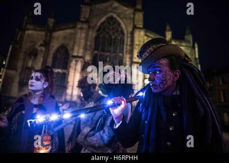 Edinburgh, UK. 1. November 2016. Hinter den Kulissen. Samhain - Halloween-Festival in Edinburgh, Scotland.Behind die Szenen des ganzen Tag einer der Stämme, Rituale und den Nachtmarsch. Bildnachweis: David Tesinsky/ZUMA Draht/Alamy Live-Nachrichten Stockfoto