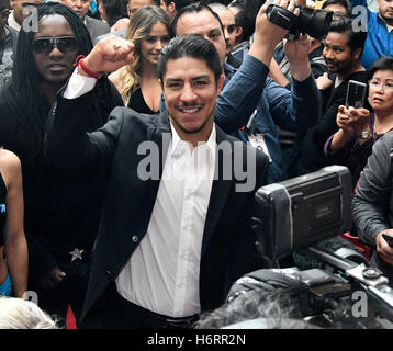 Las Vegas, Nevada, USA. 1. November 2016. Jessy Vargas kommt in einer Mob-Szene von Kameras an die Wynn Hotel am Dienstag. 1. November 2016. Jessy Vargas wird Manny Pacquiao dieser Samstag Nov 5 im Thomas & Mac für den WBO-WM-Titel kämpfen. Foto von gen BlevinsLA DailyNewsZumaPress Credit: Gene Blevins/ZUMA Draht/Alamy Live-Nachrichten Stockfoto