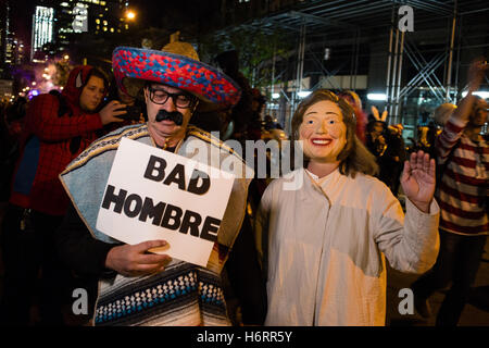 New York, NY - 31. Oktober 2016. Ein Mann trägt einen Sarape und einen Sombrero trägt ein Schild mit der Aufschrift "Schlechte Hombre" neben jemandem in einem Kostüm von Hillary Clinton in der jährlichen Greenwich Village Halloween Parade. Bildnachweis: Ed Lefkowicz/Alamy Live-Nachrichten Stockfoto