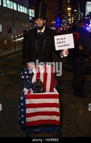 New York, NY - 31. Oktober 2016. A Mann in ein Ofenrohr-Hut und kostümiert wie Abraham Lincoln ein Zeichen enthält, die liest "Rücken lebt Angelegenheit." Die Vorzeichen umgedreht auch "Republikaner für Hillary." lesen Bildnachweis: Ed Lefkowicz/Alamy Live-Nachrichten Stockfoto