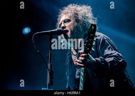 Mailand, Italien. 1. November 2016. Englische Rockband The Cure live auf Mediolanum Forum in Mailand, Italien, am führt 1. November 2016 Credit: Mairo Cinquetti/Alamy Live News Stockfoto