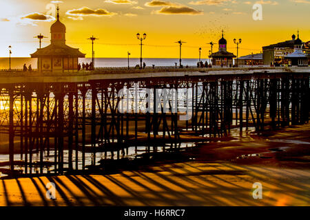 Blackpool, Lancashire, UK. 1. November 2016. Farbenfrohen Sonnenuntergang über Nordpier als der Himmel klar mit der Erwartung der kältesten Nacht im Herbst dieses Jahres, wie Temperaturen nahe Null über Nacht sein dürften. Bildnachweis: MediaWorldImages/Alamy Live-Nachrichten Stockfoto