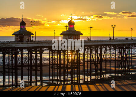 Blackpool, Lancashire, UK. 1. November 2016. Farbenfrohen Sonnenuntergang über Nordpier als der Himmel klar mit der Erwartung der kältesten Nacht im Herbst dieses Jahres, wie Temperaturen nahe Null über Nacht sein dürften. Bildnachweis: MediaWorldImages/Alamy Live-Nachrichten Stockfoto