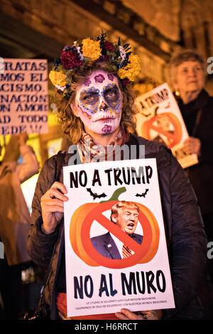 San Miguel de Allende, Guanajuato, Mexiko. 31. Oktober 2016. Eine Frau verkleidet als La Calavera Catrina ein Schild "Ohne Trumpf" während einer Protestaktion gegen Donald Trump im Laufe des Tages der Toten Festival im Jardin Principal-Oktober 31, 2016 in San Miguel de Allende, Guanajuato, Mexiko hält. Die einwöchigen Feier ist eine Zeit, als Mexikaner willkommen die Toten zurück für einen Besuch der Erde und das Leben feiern. Bildnachweis: Planetpix/Alamy Live-Nachrichten Stockfoto