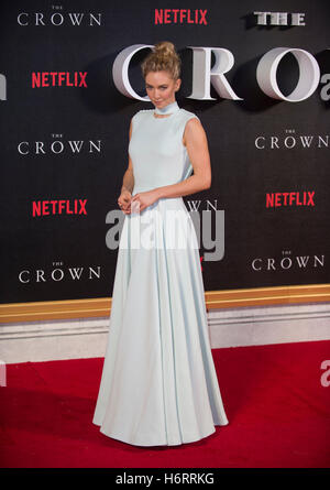 London, UK. 1. November 2016. Vanessa Kirby besucht die Weltpremiere der neuen Netflix Original-Serie "The Crown" im Odeon Leicester Square am 1. November 2016 in London, England. Bildnachweis: Gary Mitchell/Alamy Live-Nachrichten Stockfoto