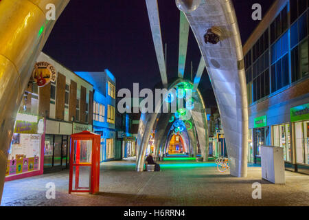 Blackpool, Lancashire, UK.  1. November 2016. Die Bögen des Platzes Straße beleuchtet für den vorletzten Abend des LightPool Festivals. Brillanz ist eine Synchronisation von Bewegung, Licht, Muster, Farbe und Klang, mit Schwerpunkt auf der Fußgängerzone Platzes im Zentrum Stadt, mit tragenden Strukturen in den umliegenden Straßen. Brillanz Lichtshows bestehen aus tanzenden Lichter, wirbelnden Laser unter riesigen, funkelnden silbernen Torbögen. Bildnachweis: MediaWorldImages/Alamy Live-Nachrichten Stockfoto