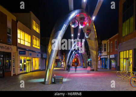 Blackpool, Lancashire, UK. Am 1. November 2016. Die Bögen des Birley Straße beleuchtet für den vorletzten Abend des LightPool Festival. Brilliance ist eine Synchronisation der bewegende Licht, Muster, Farbe und Klang, der sich auf die Fußgängerzone Birley Straße im Zentrum der Stadt, mit unterstützenden Strukturen auf die umliegenden Straßen. Brilliance Licht zeigt, bestehen aus blinkenden Lichtern, wirbelnden Laser unter riesigen, Sparkling silver Torbögen. Credit: MediaWorldImages/Alamy leben Nachrichten Stockfoto