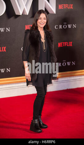 London, UK. 1. November 2016. Amanda Donohoe besucht die Weltpremiere der neuen Netflix Original-Serie "The Crown" im Odeon Leicester Square am 1. November 2016 in London, England. Bildnachweis: Gary Mitchell/Alamy Live-Nachrichten Stockfoto