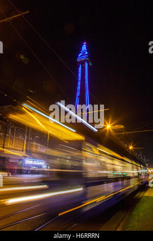 Blackpool Tower & Passing Traffic Trails at Night, Lancashire, Großbritannien. Das Lightpool Festival Illuminations im Stadtzentrum von Blackpool wurde mit mehr als 30 Installationen und Skulpturen transformiert, als das erste Lightpool Festival im Resort beginnt. Stockfoto