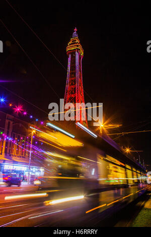 Blackpool Tower & Passing Traffic Trails at Night, Lancashire, Großbritannien. Das Lightpool Festival Illuminations im Stadtzentrum von Blackpool wurde mit mehr als 30 Installationen und Skulpturen transformiert, als das erste Lightpool Festival im Resort beginnt. Stockfoto