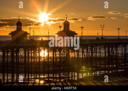 Blackpool, Lancashire, UK. 1. November 2016. Sonnenuntergang in Blackpool, Lancashire: UK Wetter: 11.01.2016. Nach einem kalten frischen Tag über im Nordwesten von England wirft ein wunderschönen Sonnenuntergang ihre wärmenden Strahlen auf Besucher zu Blackpool North Pier. Bildnachweis: Cernan Elias/Alamy Live-Nachrichten Stockfoto