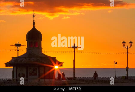 Blackpool, Lancashire, UK. 1. November 2016. Sonnenuntergang in Blackpool, Lancashire: UK Wetter: 11.01.2016. Nach einem kalten frischen Tag über im Nordwesten von England wirft ein wunderschönen Sonnenuntergang ihre wärmenden Strahlen auf Besucher zu Blackpool North Pier. Bildnachweis: Cernan Elias/Alamy Live-Nachrichten Stockfoto