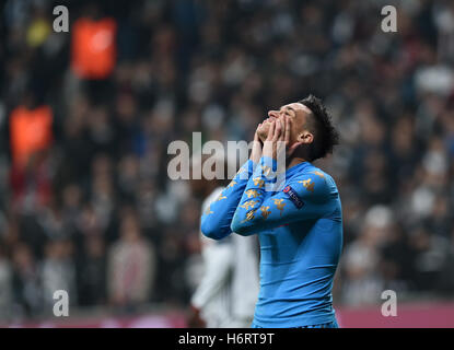 Istanbul, Türkei. 1. November 2016. SSC Neapel Jose Callejon reagiert während der UEFA Champions League-Gruppe B-Spiel zwischen Besiktas und Napoli in Istanbul, Türkei, am 1. November 2016. Das Spiel endete mit einem 1: 1-Unentschieden. Bildnachweis: He Canling/Xinhua/Alamy Live-Nachrichten Stockfoto