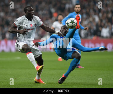 Istanbul, Türkei. 1. November 2016. Besiktas' Vincent Aboubaker (L) wetteifert mit Napoli Player Kalidou Koulibaly während der UEFA Champions League Gruppe B Spiel zwischen Besiktas und Napoli in Istanbul, Türkei, am 1. November 2016. Das Spiel endete mit einem 1: 1-Unentschieden. Bildnachweis: He Canling/Xinhua/Alamy Live-Nachrichten Stockfoto