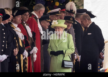 London, UK. 1. November 2016. Die Königin und der Herzog von Edinburgh empfängt die Gäste im Pavillon in Horse Guards Parade bereit für den Staatsbesuch des Präsidenten der Republik von Kolumbien Credit: Guy Corbishley/Alamy Live News Stockfoto