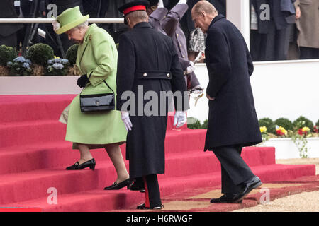 London, UK. 1. November 2016. Die Queen und The Duke of Edinburgh kommen im Pavillon in Horse Guards Parade für den Staatsbesuch des Präsidenten der Republik von Kolumbien Credit: Guy Corbishley/Alamy Live News Stockfoto