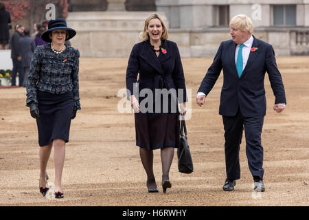 London, UK. 1. November 2016. Theresa May(L), Amber Rudd(C) und Boris Johnson(R) Spaziergang durch Horse Guards Parade nach einem Treffen mit dem Präsidenten von Kolumbien über den Beginn seines Staatsbesuchs Credit: Guy Corbishley/Alamy Live News Stockfoto