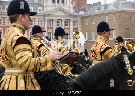 London, UK. 1. November 2016. Die montierten Band der Household Cavalry kommen in Horse Guards Parade bereit, dem Präsidenten von Kolumbien am ersten Tag seines Staatsbesuchs Kredit zu begrüßen: Guy Corbishley/Alamy Live News Stockfoto