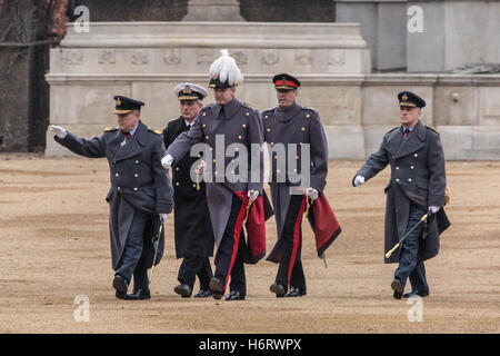 London, UK. 1. November 2016. Die Vorbereitungen beginnen im Horse Guards Parade bereit, dem Präsidenten von Kolumbien am ersten Tag von seinem Staatsbesuch in UK Credit zu begrüßen: Guy Corbishley/Alamy Live News Stockfoto