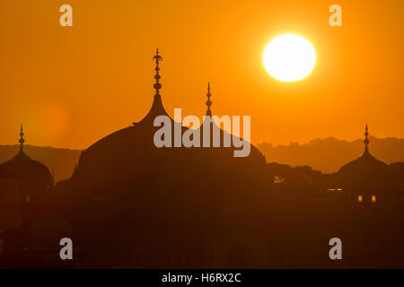 Sonnenaufgang über der Sikh-Tempel in Gravesend, Kent Stockfoto