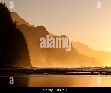 blaue Reisen Sonnenuntergang Strand Meer der Strand Meer Wellen Reflexion Außenbereich Zwielicht Welle Küste Pazifik Salzwasser Felsenmeer Stockfoto