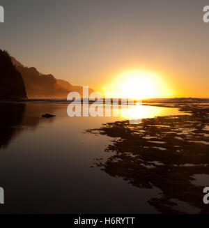 blaue Reisen Sonnenuntergang Strand Meer der Strand Meer Wellen Reflexion Außenbereich Zwielicht Welle Küste Pazifik Salzwasser Felsenmeer Stockfoto