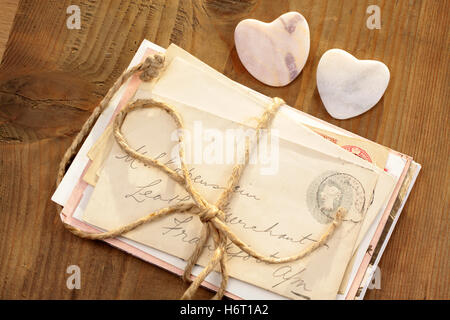 steinernen Herzen und Brief-bundles Stockfoto