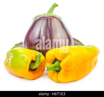 Frische rohe Auberginen mit gelben Bellpeppers isoliert auf weißem Hintergrund. Stockfoto