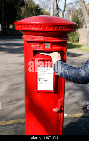 öffentliche London England Postfach traditionelle Loch Brief Post Sammlung britische Briefumschlag Symbol Öffentlichkeit Engländer Beobachter schicken Stockfoto