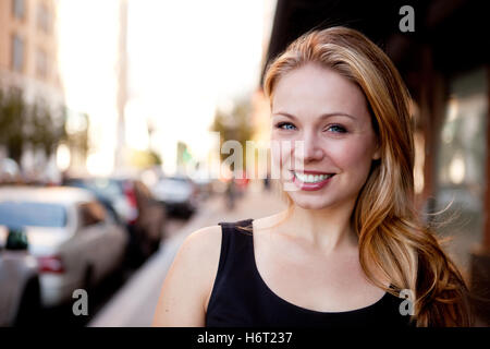 Frau Lachen Lachen Lachen Twit kichern Lächeln Lächeln lachen lachend lächelnd lächelt schöner beauteously schön Stockfoto