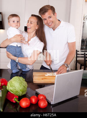 Frau-Menschen-Menschen Menschen Folkore Personen, die menschliche Mensch Laptop Notebook-Computer Computer Lachen Lachen lacht twit Stockfoto