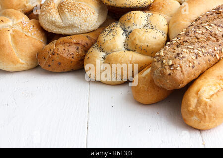 Brötchen und Baguettes auf rustikalen weiß lackiertem Holz. Stockfoto