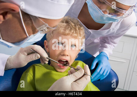 Frau-Menschen-Menschen Menschen folk Personen menschlicher Mensch Hand Tool weibliche Zähne männlichen maskulinen Zahnarzt einheitliche Heilung Stockfoto