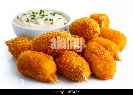 Haufen von gebratene panierte Surimi Krabben mit Schale mit Remoulade isoliert auf weiss. Stockfoto