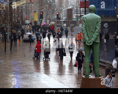 Glasgow in den Regen nassen Straßen und Sonnenschirm Sonnenschirme Einkaufstaschen Stockfoto