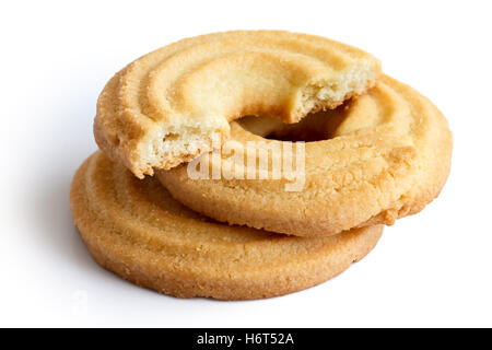 Drei Ring Butterkekse isoliert auf weiss in Sicht. Eine Hälfte mit Krümel zeigen eingeritten. Stockfoto