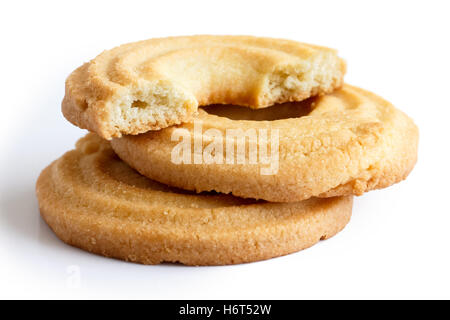 Drei Ring Butterkekse isoliert auf weiss in Sicht. Eine Hälfte mit Krümel zeigen eingeritten. Stockfoto