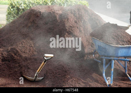 Holzstaub Hemlock Rinde Haufen Haufen Rauch Rauchen Zigaretten Rauch blauen Werkzeug große große enorm extreme mächtige imposante immense Stockfoto