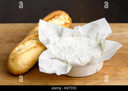 Weißer Schimmel Käse verpackt mit Baguette auf Holz. Stockfoto