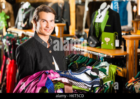 Mann ist Tracht oder Dirndl im Shop kaufen. Stockfoto