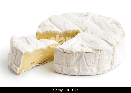 Weißer Schimmel Käse mit geschnittenen Scheibe isoliert auf weiss. Stockfoto