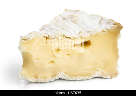 Makro aus einem Stück weißen Schimmel Käse isoliert auf weiss. Stockfoto