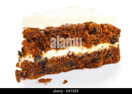 Stück Karottenkuchen mit reichen Zuckerguss. Isoliert. Stockfoto