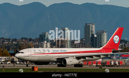 Sichuan Airlines Airbus A330-200 (A330-243) B-6517 bereit zum Abheben vom internationalen Flughafen Vancouver, Kanada Stockfoto